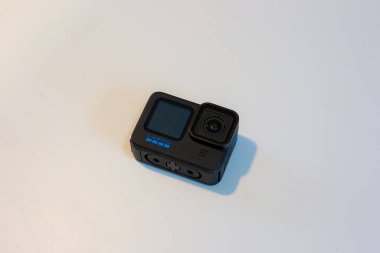 GoPro Kahraman 10 Black Edition beyaz arka planda. 20 Ekim 2021