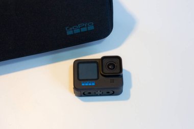GoPro Kahraman 10 Black Edition beyaz arka planda. 20 Ekim 2021