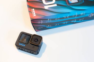 GoPro Kahraman 10 Black Edition beyaz arka planda. 20 Ekim 2021