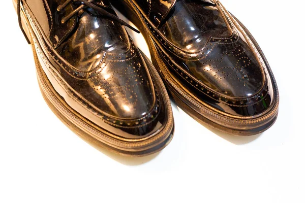 Eleganckie skórzane buty męskie izolowane na białym tle. — Zdjęcie stockowe