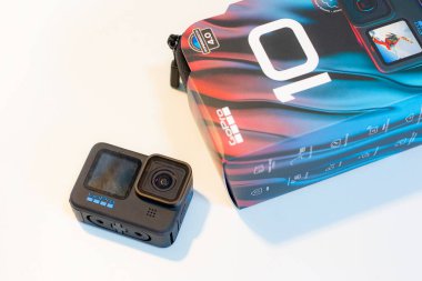 GoPro Kahraman 10 Black Edition beyaz arka planda. 20 Ekim 2021