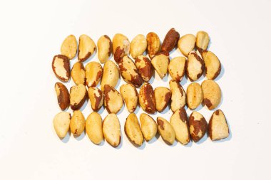 Brezilya cevizi beyaz arka planda izole.