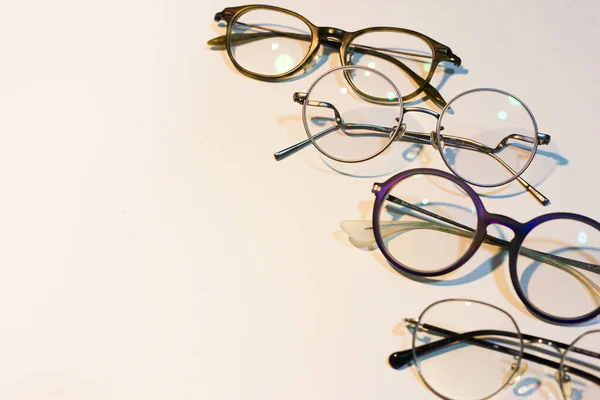  Beyaz arkaplanda gözlük