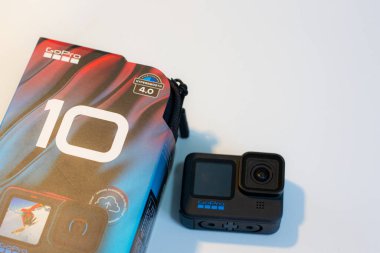 GoPro Kahraman 10 Black Edition beyaz arka planda. 20 Ekim 2021
