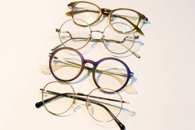  Beyaz arkaplanda gözlük