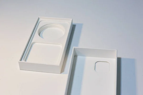 Okostelefon Fehér karton termék doboz készlet, oldalnézet — Stock Fotó