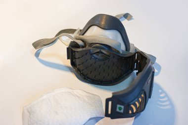 Beyaz arka planda izole edilmiş konfor kayışı ile kirletici yüz maskesi