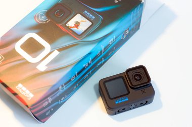 GoPro Kahraman 10 Black Edition beyaz arka planda. 20 Ekim 2021