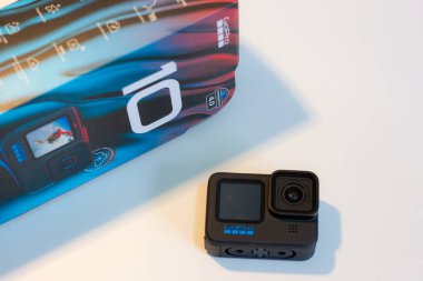 GoPro Kahraman 10 Black Edition beyaz arka planda. 20 Ekim 2021