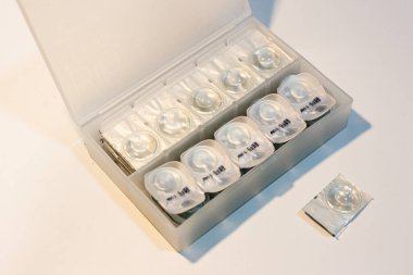 Beyaz arkaplandaki kişi lensleri