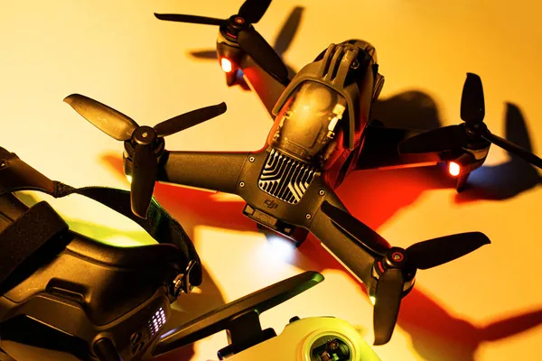 DJ 'ler önce uzaktan kumandalı ve gözlüklü FPV drone' lar. 21 Ekim 202. Chengdu, Çin