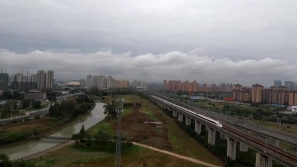 成都、中国の湾曲した鉄道路線の空中ビュードローンショット — ストック動画