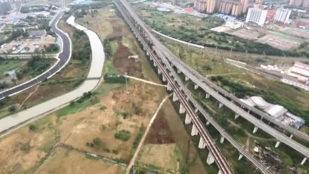 Flygfoto drönare skott av böjda järnvägslinjer i Chengdu, Kina — Stockvideo