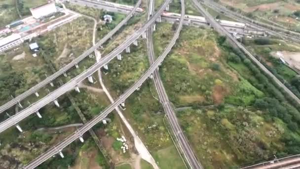 Luchtfoto drone schot van gebogen spoorlijnen in Chengdu, China — Stockvideo