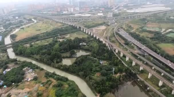 Widok z lotu ptaka z zakrzywionych linii kolejowych w Chengdu, Chiny — Wideo stockowe