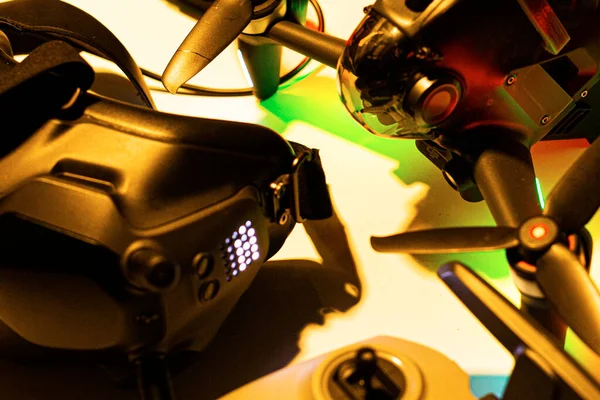 Drone FPV com um controle remoto e óculos — Fotografia de Stock