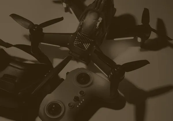 带有遥控和护目镜的FPV无人驾驶飞机 — 图库照片