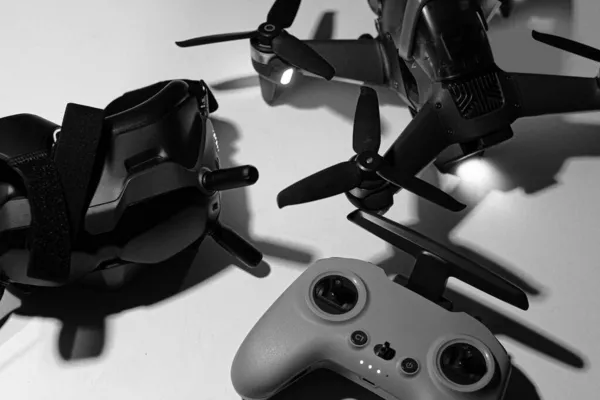 Drone FPV con mando a distancia y gafas — Foto de Stock
