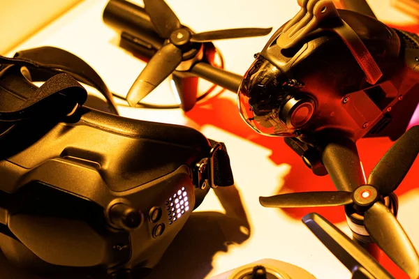 FPV drone με τηλεχειριστήριο και γυαλιά — Φωτογραφία Αρχείου