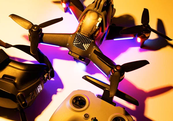 Drone FPV con mando a distancia y gafas —  Fotos de Stock