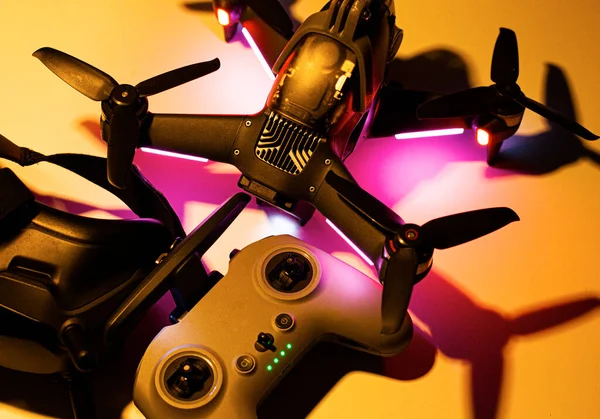 Drone FPV con mando a distancia y gafas —  Fotos de Stock