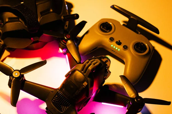 Drone FPV con mando a distancia y gafas — Foto de Stock