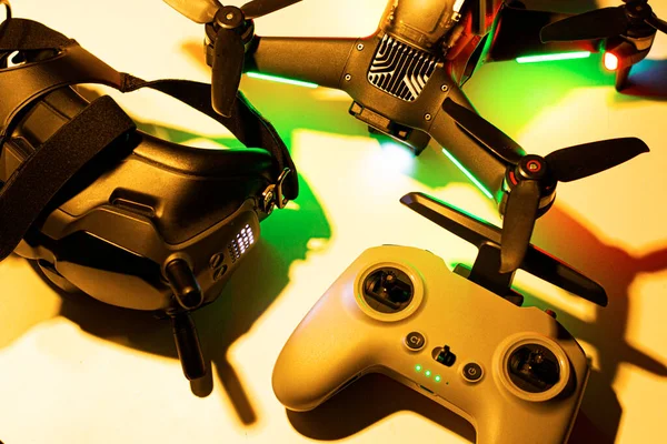 Uzaktan kumandalı ve gözlüklü FPV dronu