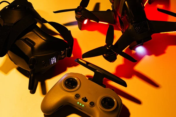 Drone FPV com um controle remoto e óculos — Fotografia de Stock