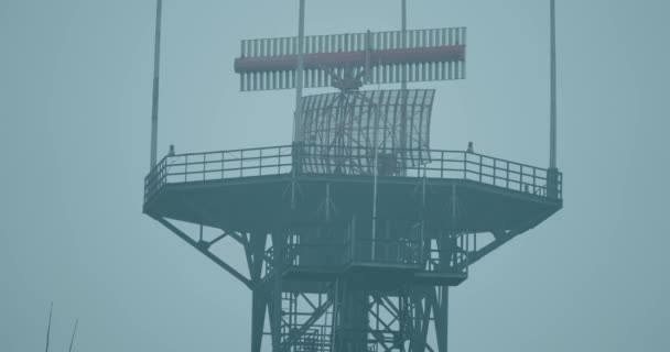 Torre de radar no topo da montanha — Vídeo de Stock