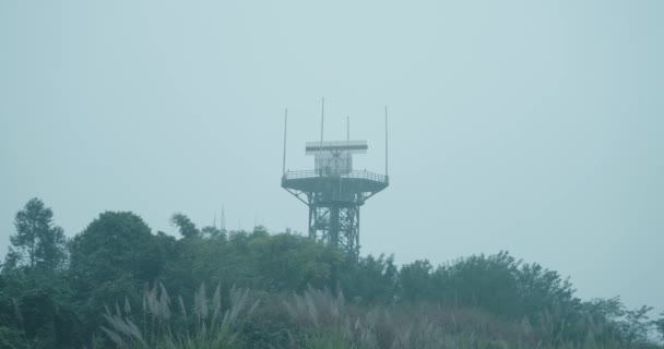 Radartoren bovenop de berg — Stockvideo