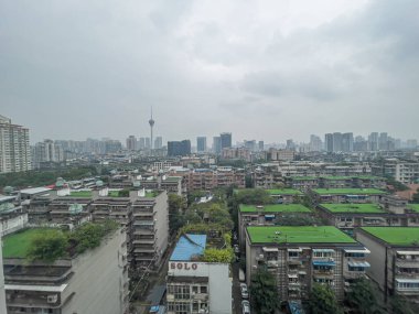 Chengdu Skyline, eskiye karşı yeni. Eski evlerle birlikte modern kuleler