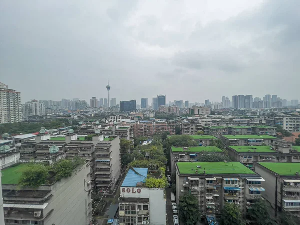 Chengdu panorama, staré versus nové. moderní věže spolu se starými domy — Stock fotografie