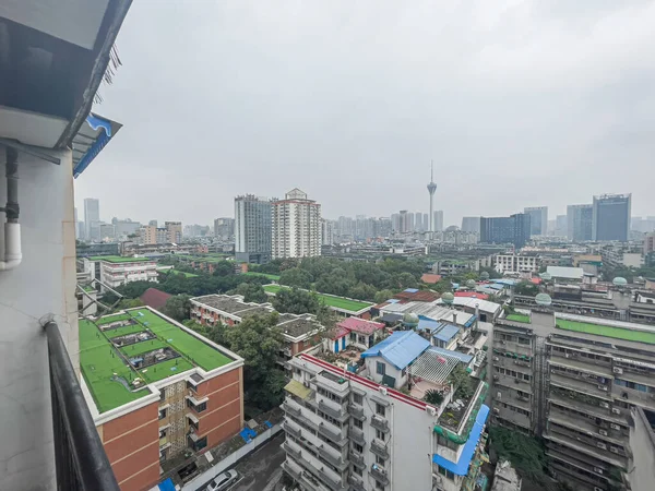 Chengdu skyline, velho vs. novo. torres modernas, juntamente com casas antigas — Fotografia de Stock