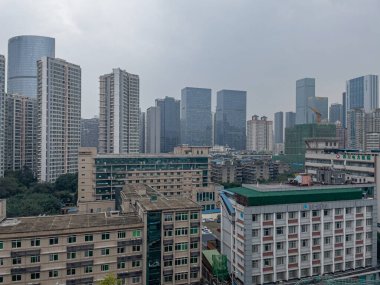 Chengdu Skyline, eskiye karşı yeni. Eski evlerle birlikte modern kuleler