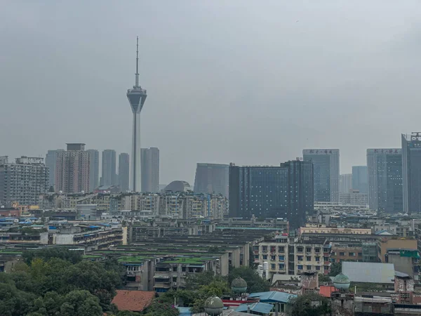 Die Skyline von Chengdu, alt gegen neu. Moderne Türme neben alten Häusern — Stockfoto