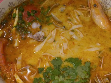 Vietnam yemeği, pirinç eriştesi Pho. 