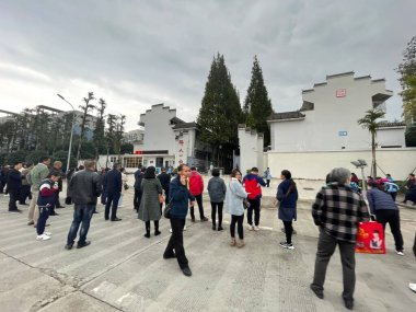 Aileler okul kapısının önünde bekliyor. Chengdu, Çin. 22 Ekim 2021