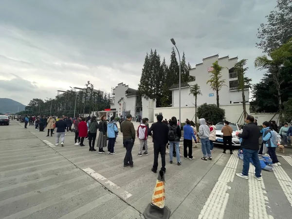 A szülők az iskola előtt várnak. Chengdu, Kína. 2021. október 22. — Stock Fotó