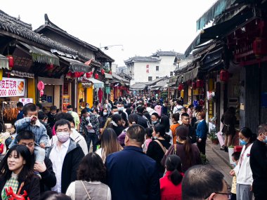 Eski şehir manzaralı eski evler, Chengdu, Çin. 24 Ekim 2021