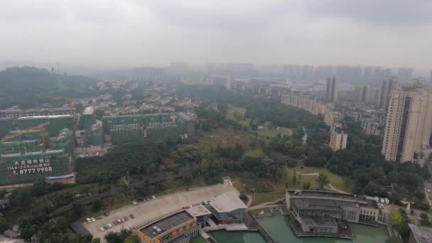 Drone disparó sobre el parque de la ciudad en Chengdu, China. — Vídeos de Stock