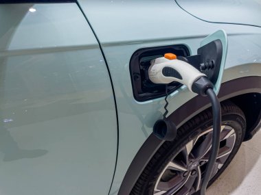 Şarj istasyonundaki elektrikli araba. Chengdu Çini. 29 Ekim 2021