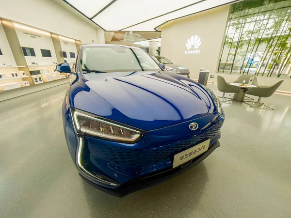 Chengdu Çin 'de Huawei araba fuarı, 29 Ekim 2021