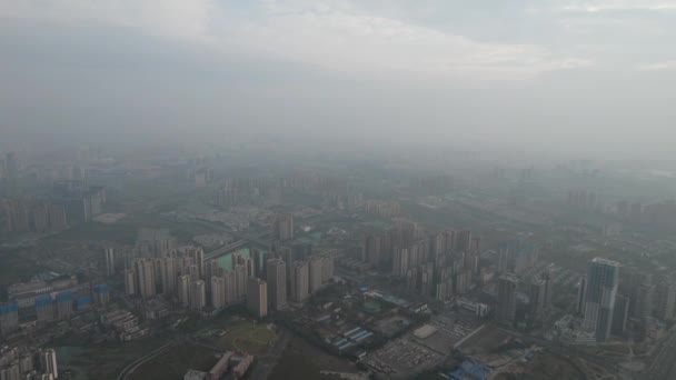 Bezpilotní snímek města v Čcheng-tu v Číně. 27. října 2021 — Stock video