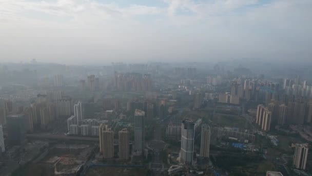ドローン成都、中国の街並みのショット。2021年10月27日 — ストック動画