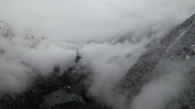 Sichuan boyunca uzanan güzel kış manzarasının hava görüntüsü. Çin