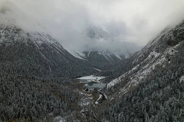 Flygfoto av det vackra vinterlandskapet längs Sichuan. Kina — Stockfoto