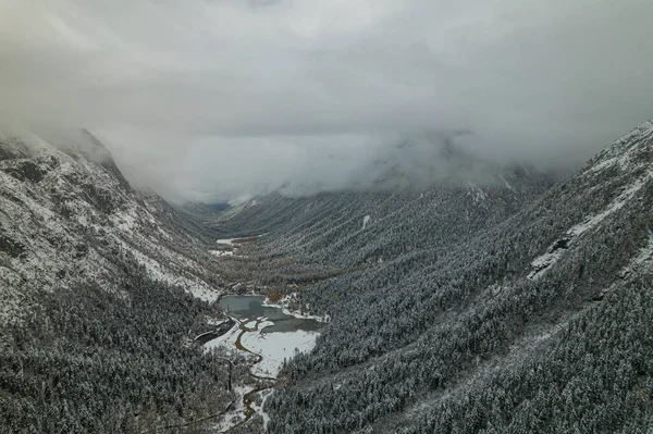 Luftaufnahme der wunderschönen Winterlandschaft entlang von Sichuan. China — Stockfoto