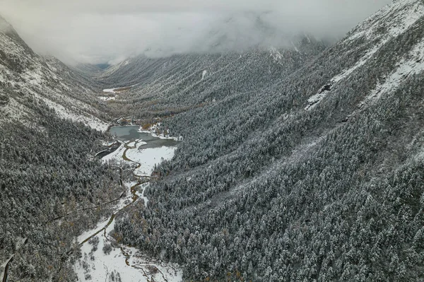 Luftaufnahme der wunderschönen Winterlandschaft entlang von Sichuan. China — Stockfoto