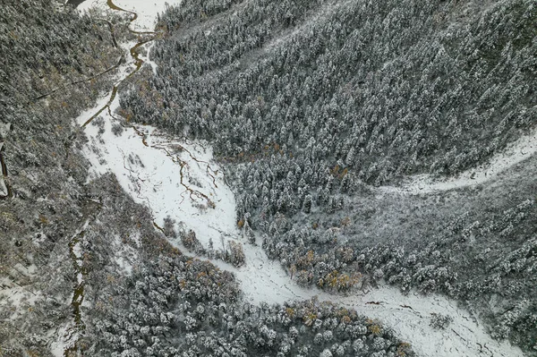Luftaufnahme der wunderschönen Winterlandschaft entlang von Sichuan. China — Stockfoto