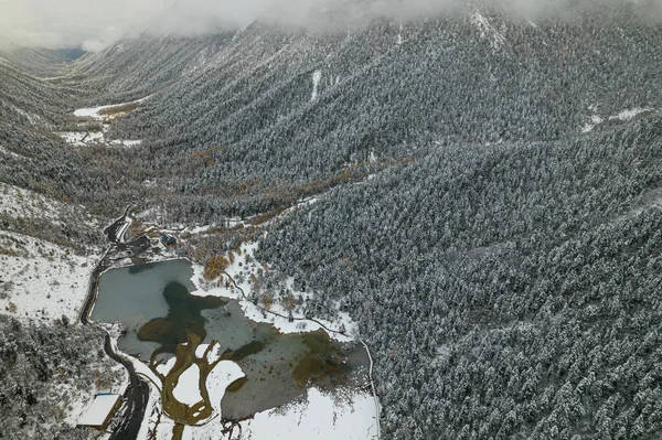 Letecký snímek krásné zimní krajiny podél Sichuan. Čína — Stock fotografie
